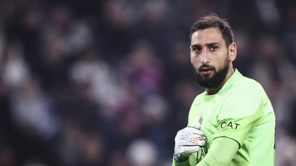 PSG toma virada do Aston Villa, mas Donnarumma salva e garante vaga na semi